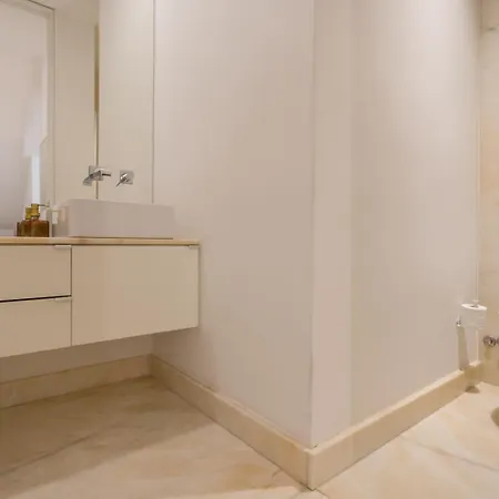 • Downtown • 2 Bedrooms • Balcony 아파트 리스본